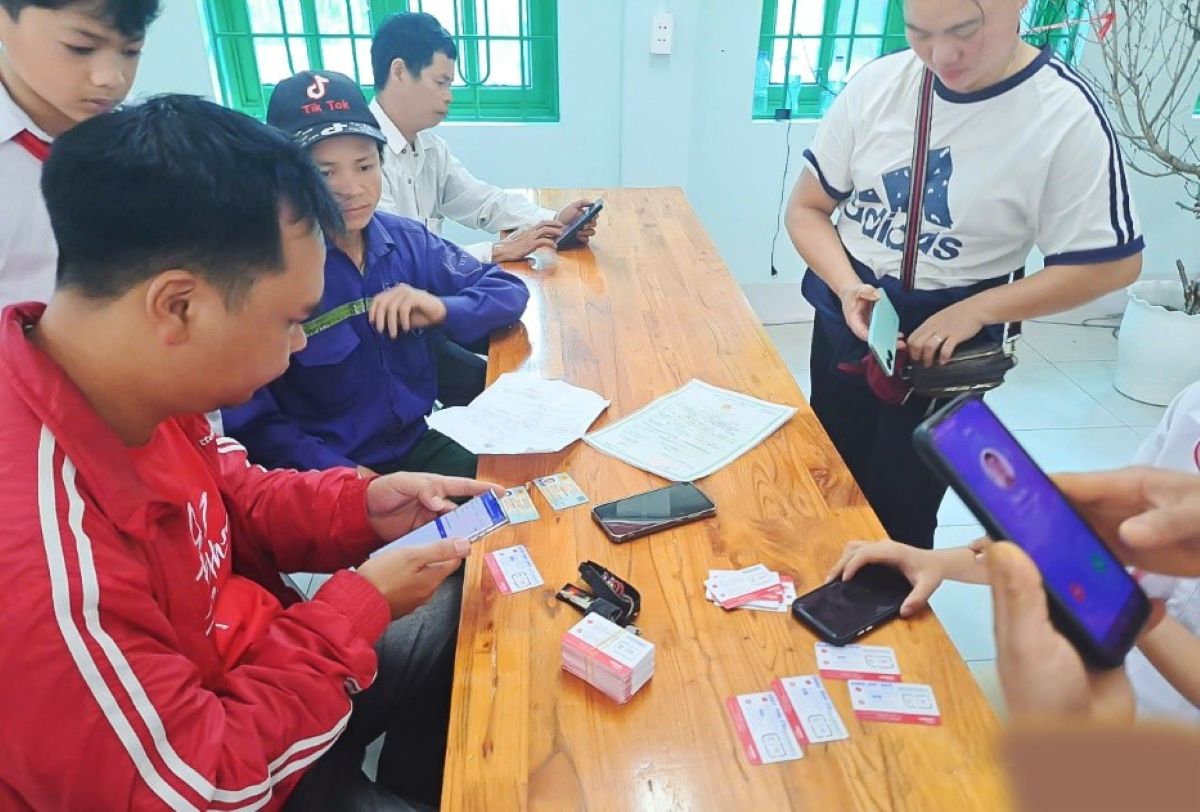 Hàng nghìn điểm hỗ trợ xác thực thông tin thuê bao trên toàn quốc. Ảnh: Viettel