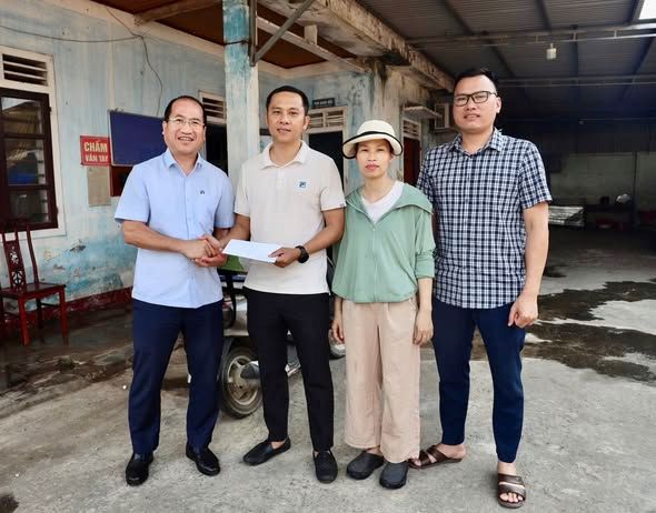 Provincial Trade Union visits and promptly supports Hao Quang Wood Processing and Trading Co., Ltd. after the fire. Photo: Ha Tinh Trade Union