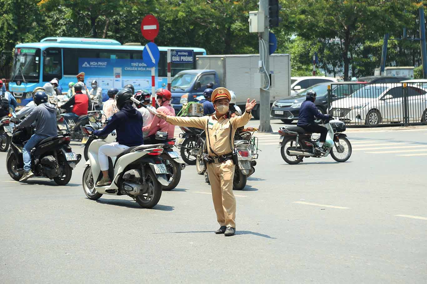 Hanoi regulates traffic during the April 30 - May 1 holiday and Hung Kings Commemoration. Photo: To The