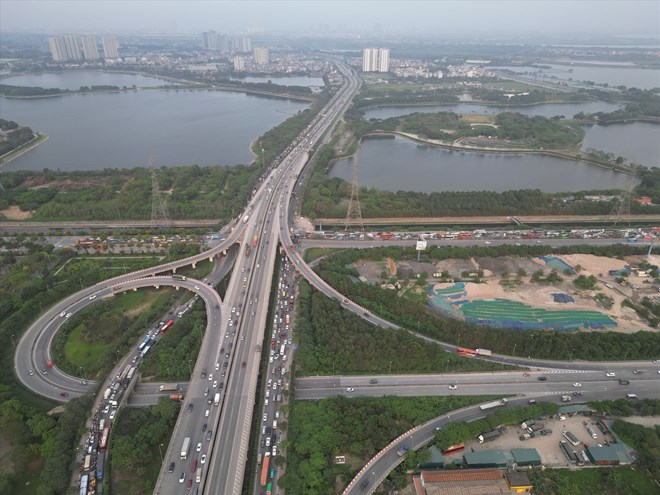 Hanoi builds a new road section from Ring Road 1 intersection - Kim Lien tunnel to Cau Gie intersection. Photo: Huu Chanh