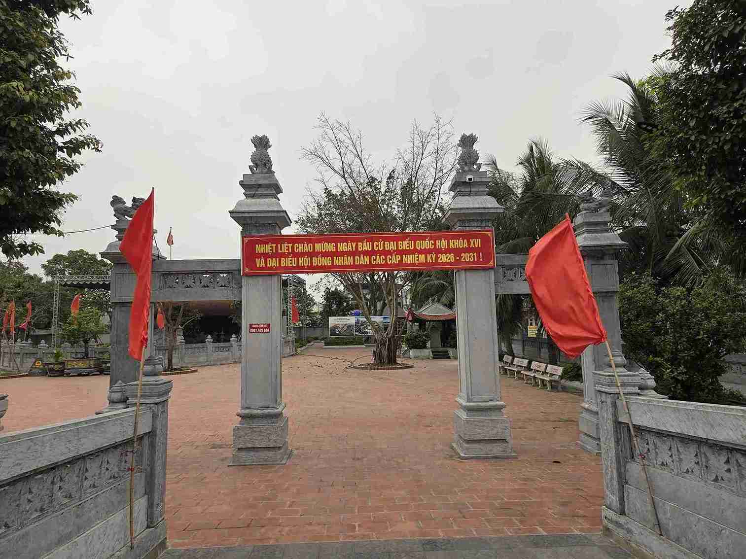 Cổng khu tưởng niệm, Đền thờ bà Hoàng Thị Loan tại thôn Vân Nội, xã Việt Tiến (Hưng Yên). Ảnh: Hải Minh