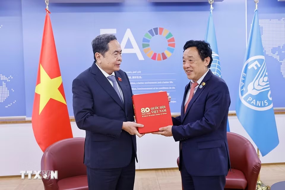 Politburo Member, National Assembly Chairman Tran Thanh Man presents the book "80 years of the Vietnamese National Assembly" to FAO General Director Khuat Dong Ngoc. Photo: VNA