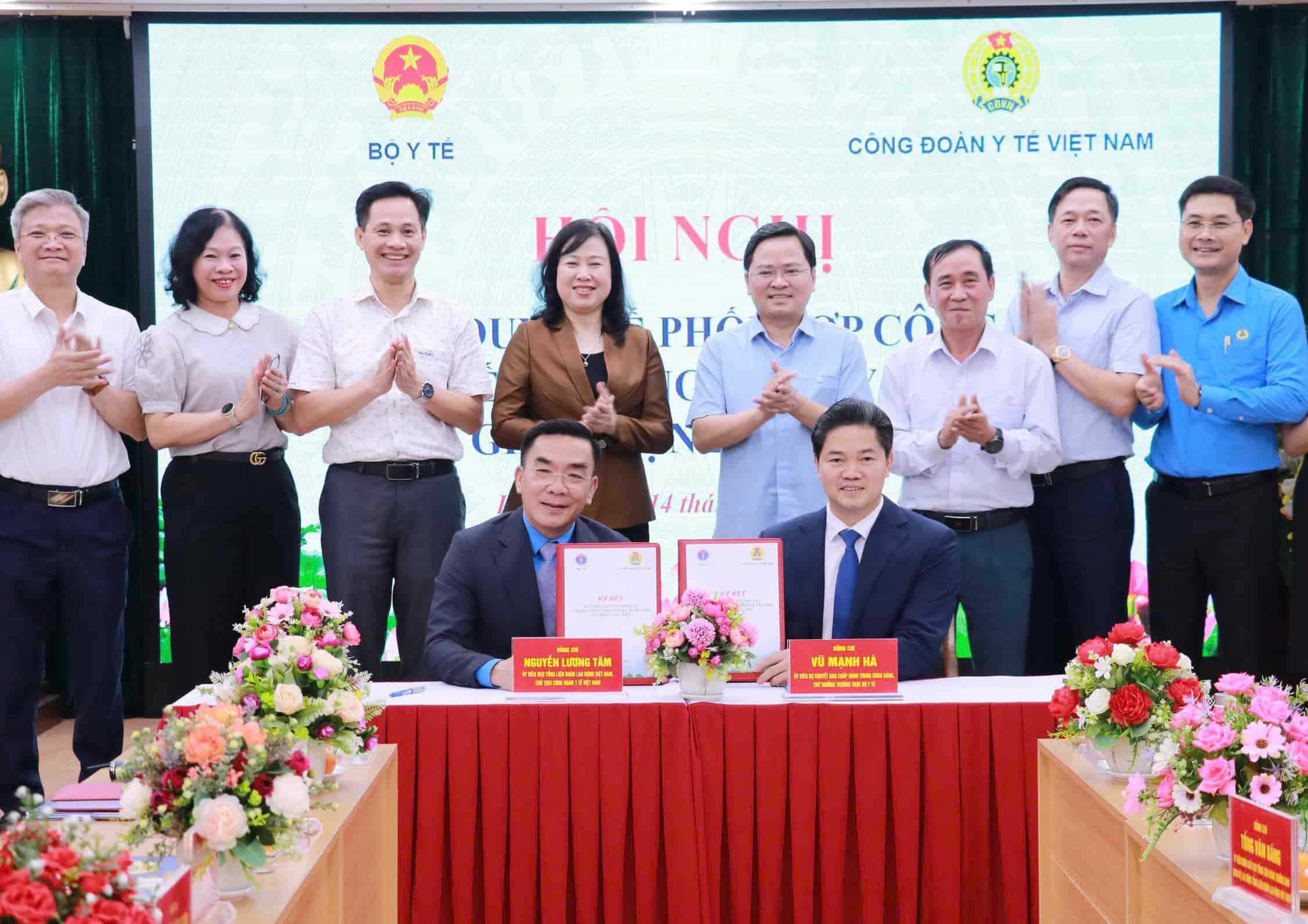 Leaders of the Ministry of Health and the Vietnam General Confederation of Labor witnessed the signing ceremony of the Regulation on coordination of work between the Ministry of Health and the Vietnam Medical Union for the period 2026-2030. Photo: Minh Huong.