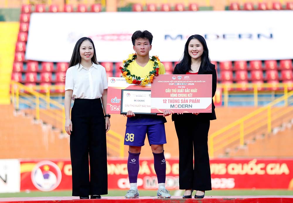 Trao giải cho cầu thủ xuất sắc. Ảnh: Thanh Vũ