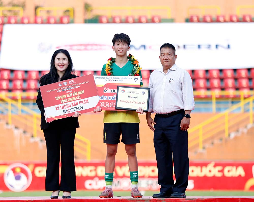 Trao giải cho thủ môn xuất sắc nhất giải đấu. Ảnh: VFF