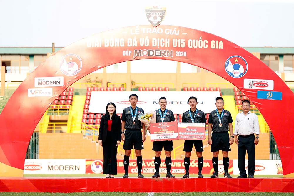 Trao giải cho tổ trọng tài xuất sắc. Ảnh: Thanh Vũ