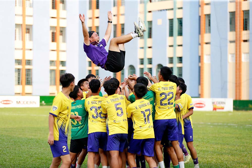 Niềm vui của các cầu thủ U15 Hà Nội I khi lên ngôi vô địch. Ảnh: Thanh Vũ