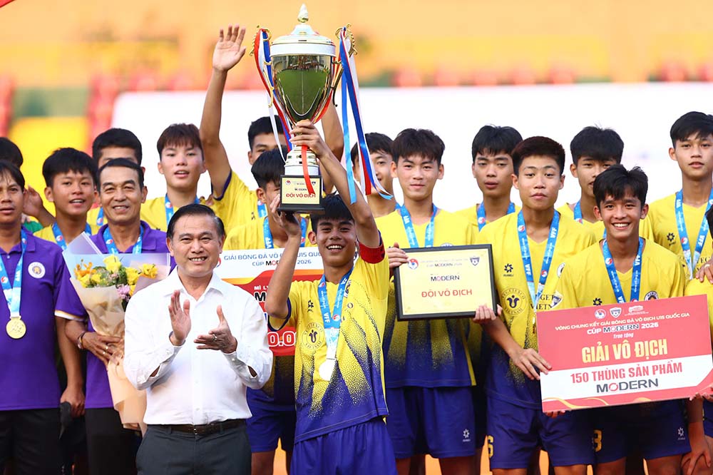 Vice President of the Vietnam Football Federation Tran Anh Tu (white shirt) presents the championship cup of the 2026 National U15 Championship to the champion team. Photo: Thanh Vu
