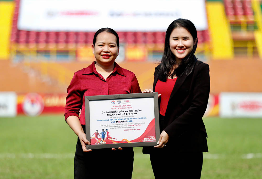 Đại diện nhà tài trợ gửi lời cảm ơn đến Ủy ban nhân dân xã Bình Hưng - địa phương tổ chức giải đấu. Ảnh: Thanh Vũ