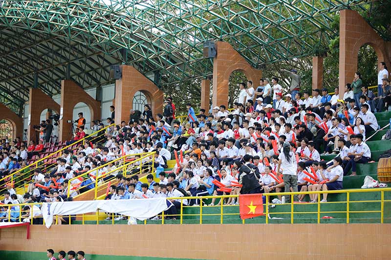 Hàng nghìn khán giả dự khán trận chung kết. Ảnh: Thanh Vũ