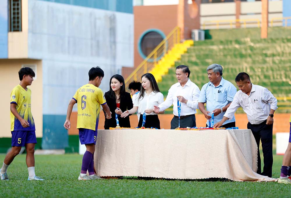 Trao huy chương vàng cho U15 Hà Nội I. Ảnh: Thanh Vũ