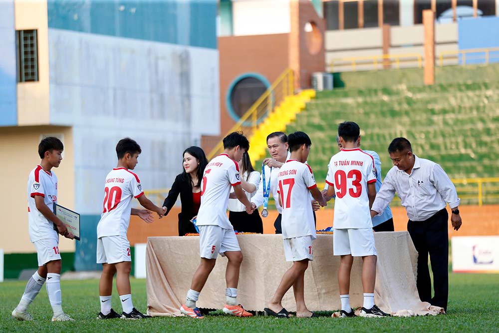 Trao huy chương bạc cho U15 Thể Công Viettel I. Ảnh: Thanh Vũ
