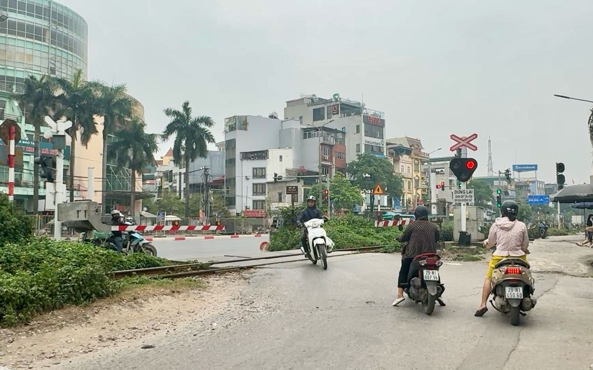 Dangers lurking when competing for a way with trains at intersections