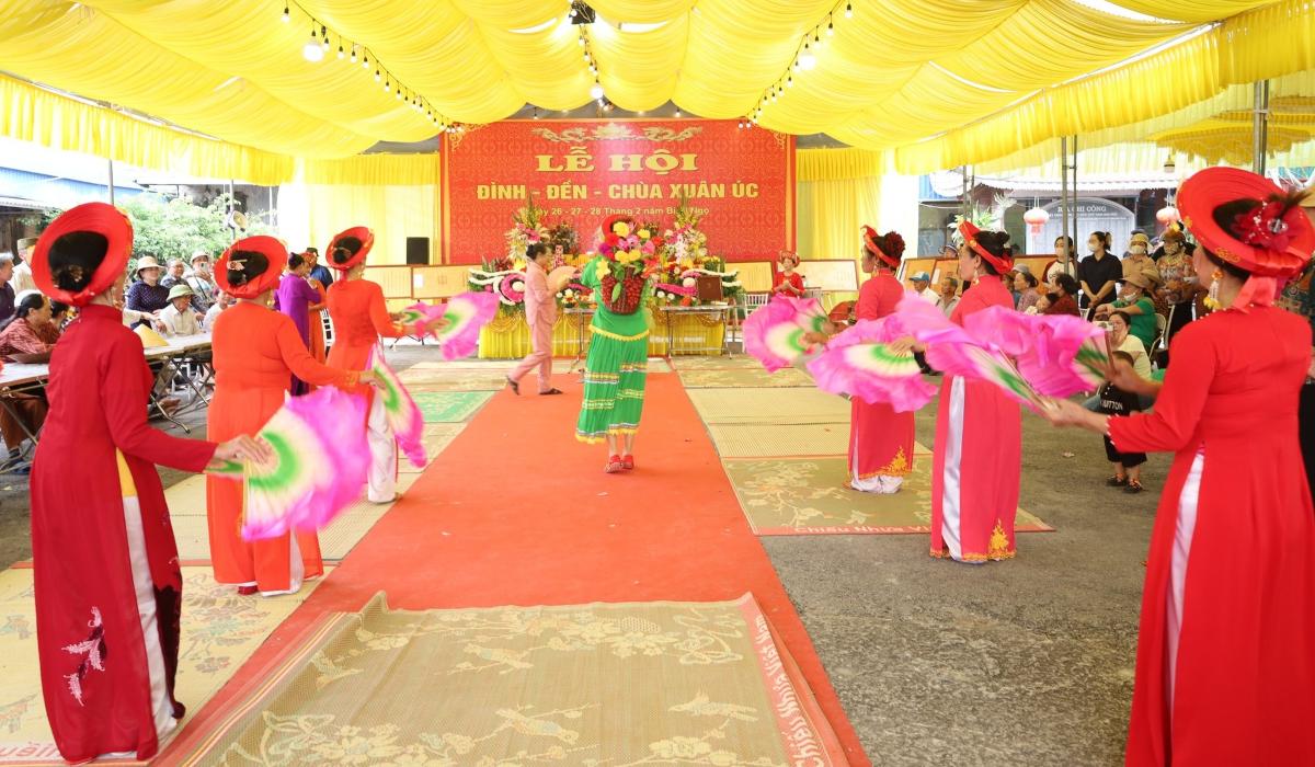 Nghi lễ tín ngưỡng hầu đồng tại lễ hội. Ảnh: Xã Chấn Hưng