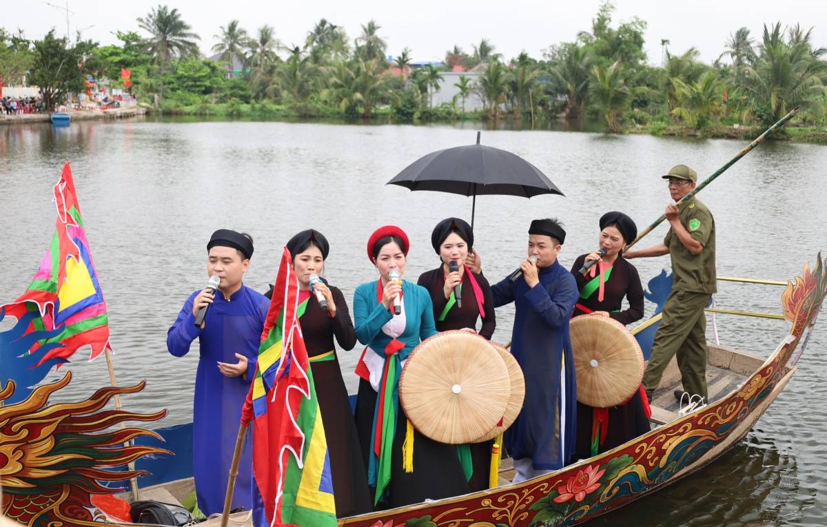 Quan Ho singing activities on boats performed by Bac Ninh Quan Ho Troupe at the Traditional Festival of Dinh - Den - Chua Xuan Uc in 2026. Photo: Chan Hung Commune