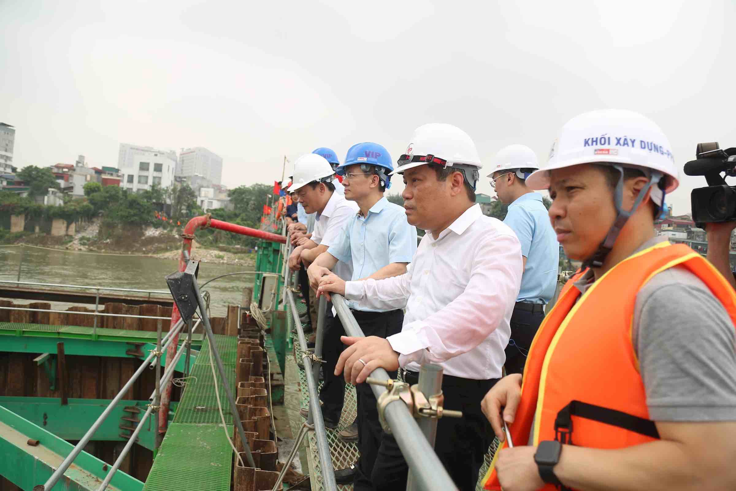 Chairman of Hanoi People's Committee Vu Dai Thang inspects the construction progress of Tran Hung Dao bridge. Photo: Pham Cong