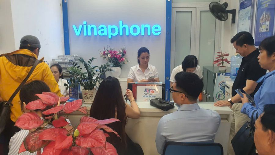 Muchos abonados móviles de VinaPhone acuden a los puntos de transacción de VNPT - VinaPhone para completar la verificación de información que no coincide con la base de datos nacional de población. Foto tomada a las 11:00 horas del 14 de abril de 2026. Foto: Minh Bằng