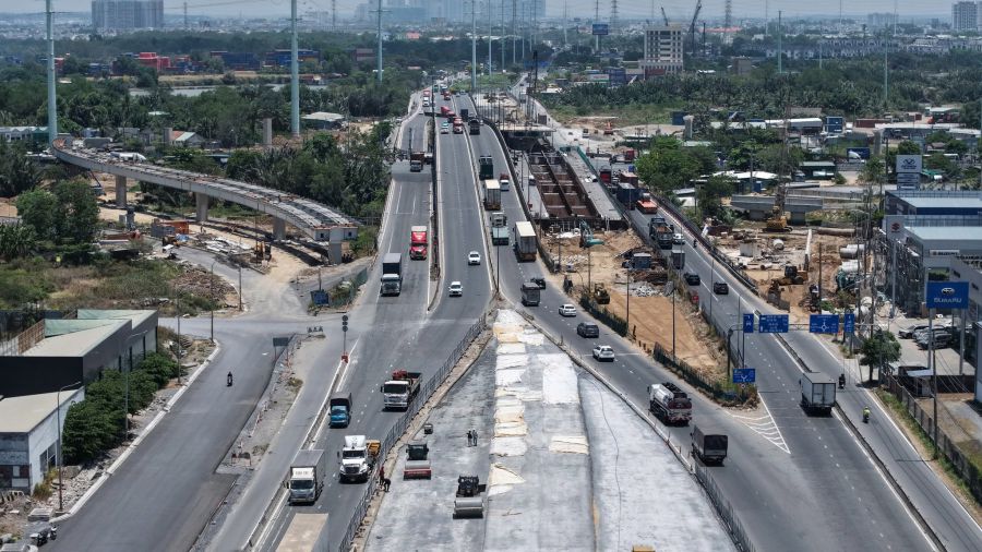 My Thuy intersection in Ho Chi Minh City has not been completed for 10 years due to site clearance issues. Photo: Minh Quan