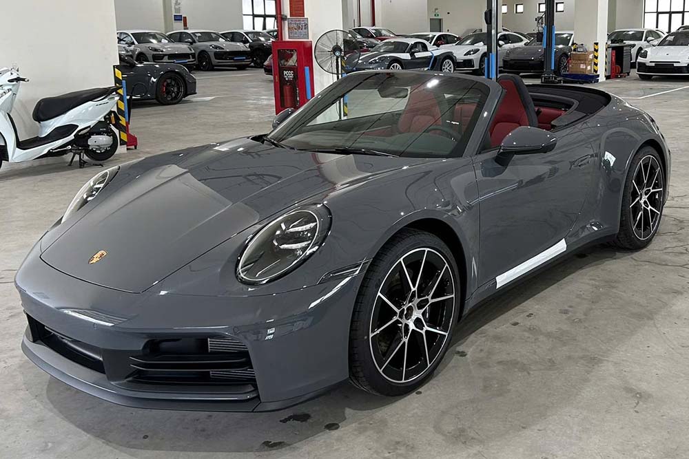 The Porsche 911 992. 2 Cabriolet with a gray exterior combined with a striking red interior has just appeared in the Vietnamese market, belonging to the latest upgraded generation of the iconic sports car line from Germany. Photo: Anh Luong