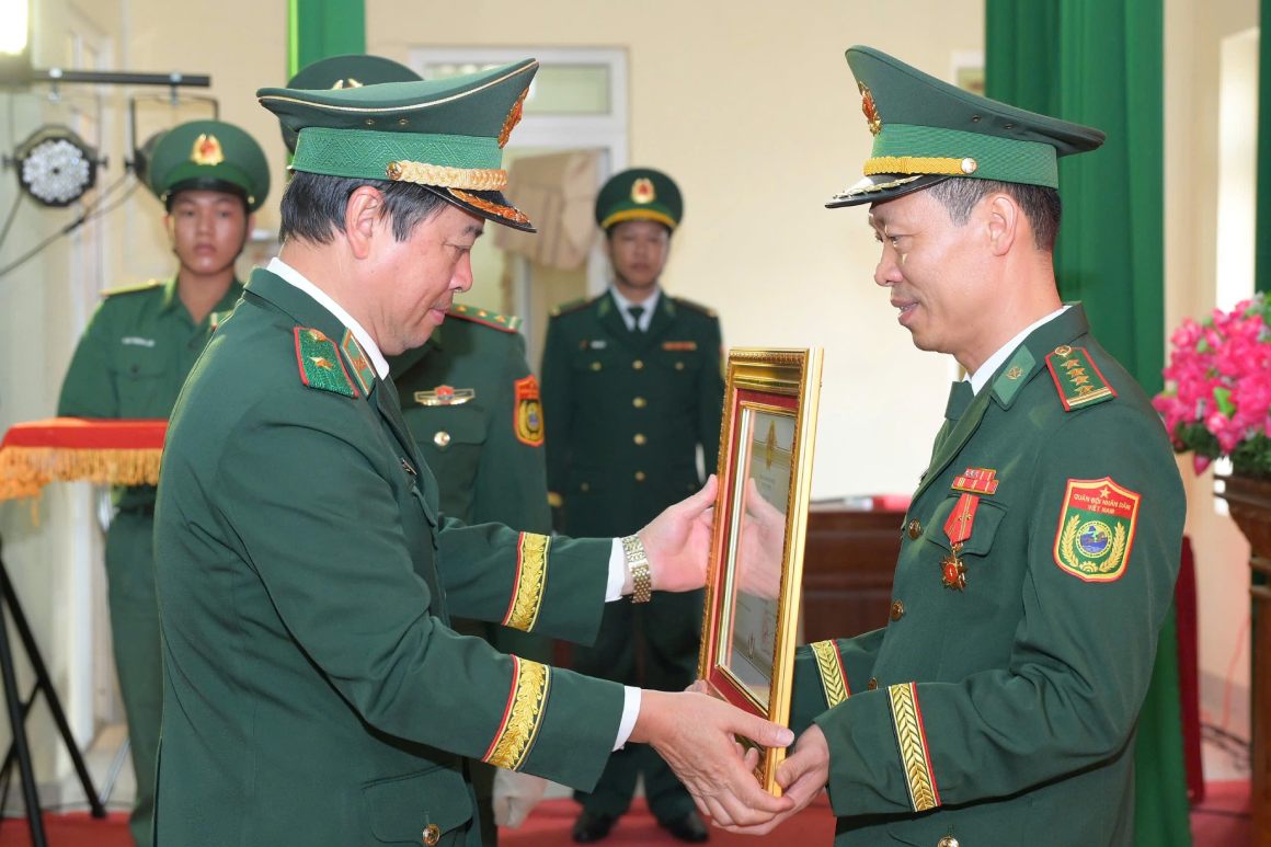 Thừa ủy quyền của Chủ tịch nước, Thiếu tướng Trần Ngọc Hữu - Phó Tư lệnh Bộ đội Biên phòng trao Huân chương Chiến công hạng Nhì cho Đại tá Phạm Lê Xuân Bình - Phó Chỉ huy trưởng Bộ Chỉ huy Quân sự kiêm Chỉ huy trưởng Ban Chỉ huy Bộ đội Biên phòng TP Cần Thơ. Ảnh: Tạ Quang