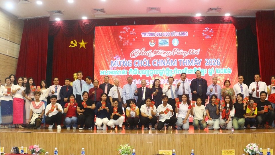 Ambiente cálido en la reunión para celebrar el Tết Chôl Chnăm Thmây para funcionarios, profesores y estudiantes jemeres de la Universidad de Cửu Long. Foto: Universidad de Cửu Long