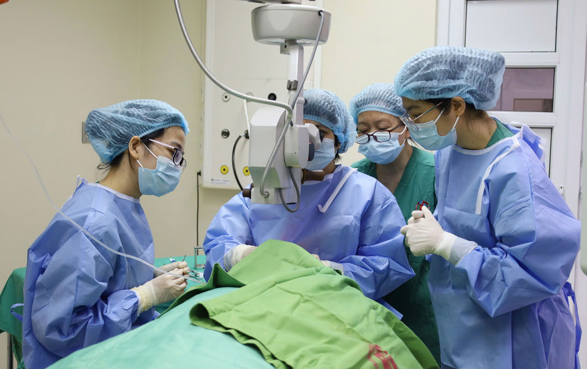 Doctors perform corneal transplantation techniques. Photo: Pham Giang