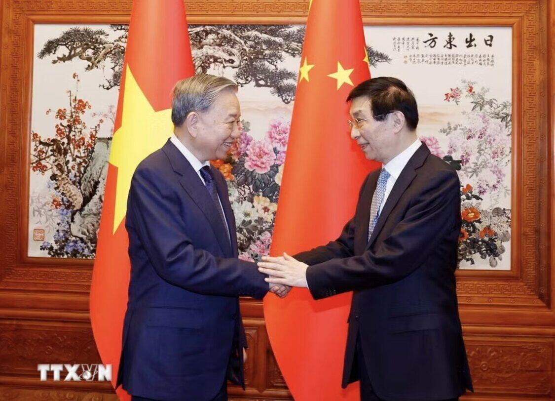 General Secretary and President Su Lin meets with Standing Committee member of the Politburo of the Central Committee of the Communist Party of China, Chairman of the National Political Consultative Conference of China Wang Huning. Photo: VNA