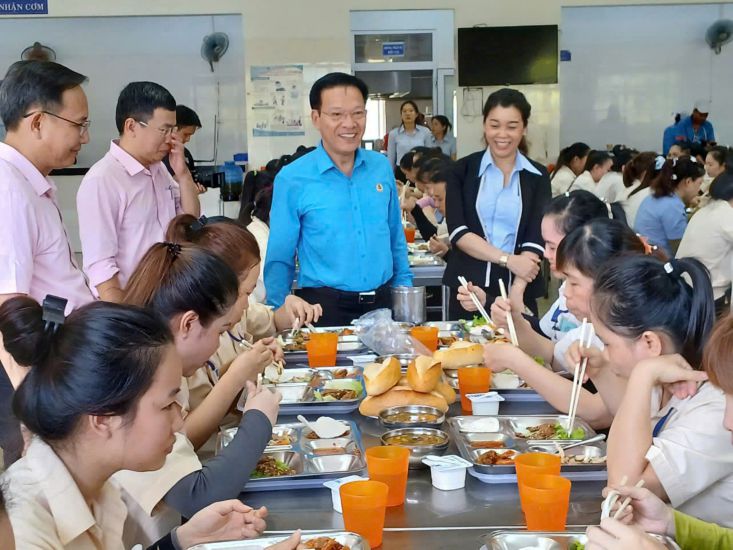 Trade Union meal organized at the grassroots trade union under Khanh Viet Corporation. Photo: Phuong Linh