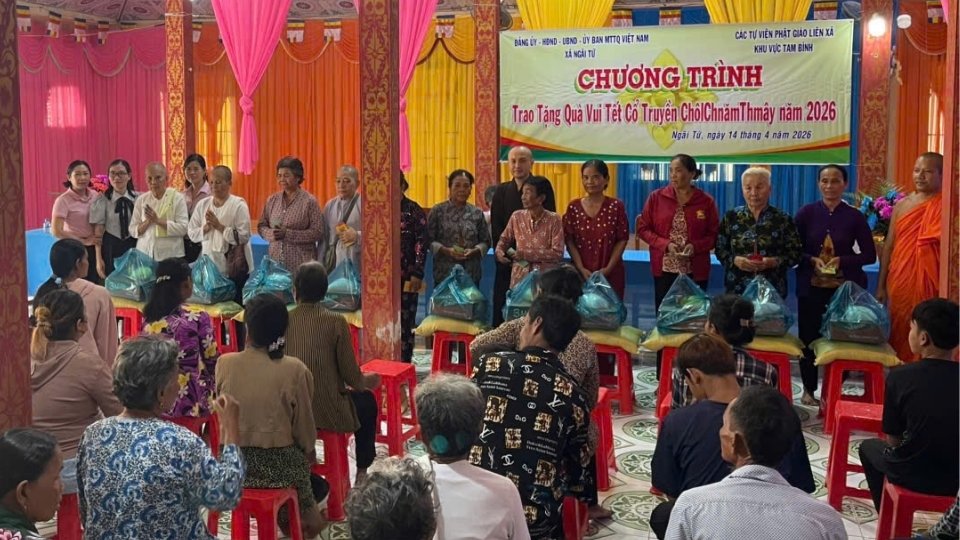 Giving Tet gifts of Chol Chnam Thmay to warm and meaningful poor Khmer households. Photo: Hoang Loc