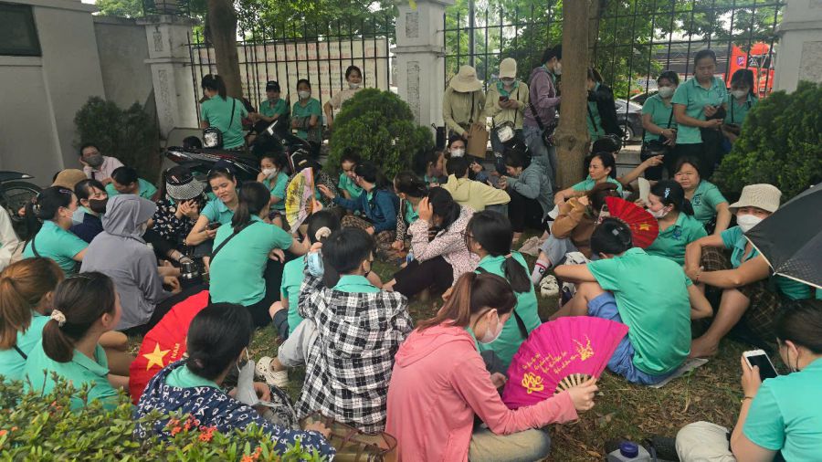 Miles de trabajadores en Vienergy Ninh Binh Co., Ltd. detuvieron el trabajo colectivamente y se concentraron dentro del recinto de la empresa. Foto: Dieu Anh