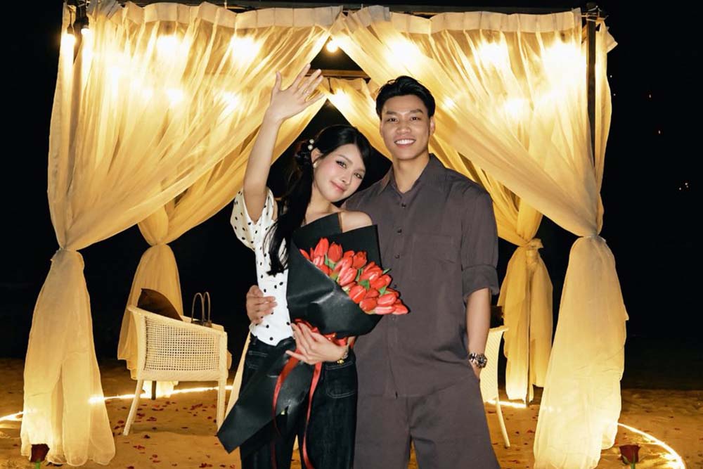 Defender Vu Van Thanh proposes to Tran Bich Hanh by the romantic beach. Photo: NVCC