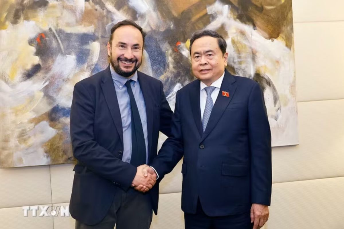 Politburo member, National Assembly Chairman Tran Thanh Man met with General Secretary of the Italian Communist Reconstruction Party Maurizio Acerbo, requesting the Communist Party of Vietnam and the Italian Communist Reconstruction Party to strengthen cooperation. Photo: VNA