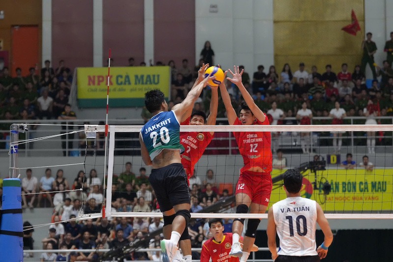 Trận đấu giữa hai đội diễn ra quyết liệt. Ảnh: VFV