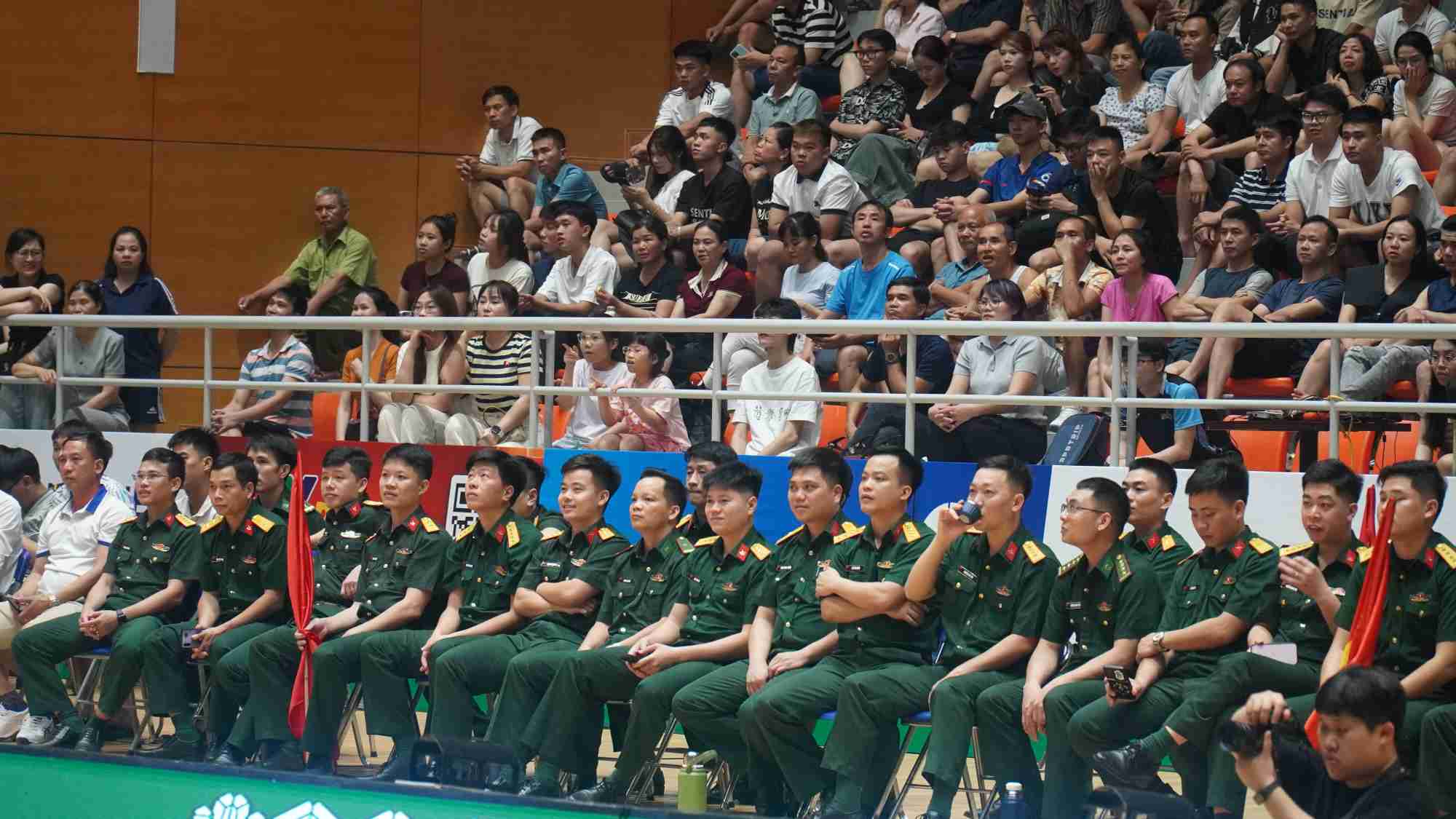 Nhà thi đấu không đủ ghế cho khán giả đến xem thi đấu. Ảnh: Minh Vũ