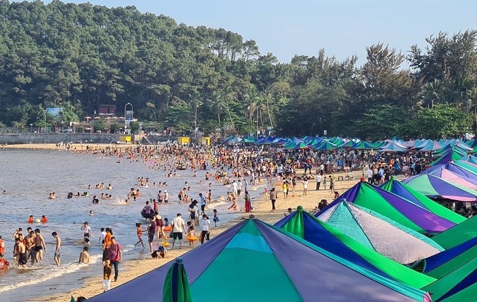 Khách tham quan nghỉ mát tại Khu 2 Đồ Sơn. Ảnh Đặng Luân