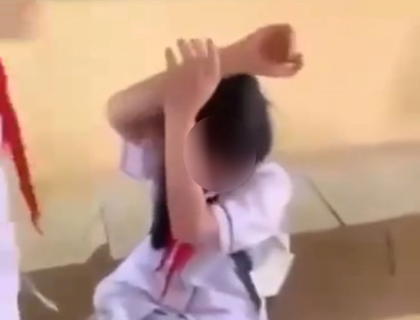 Nữ sinh bị nhóm bạn đánh hội đồng ngay tại lớp học. Ảnh: Cắt từ clip người dân cung cấp