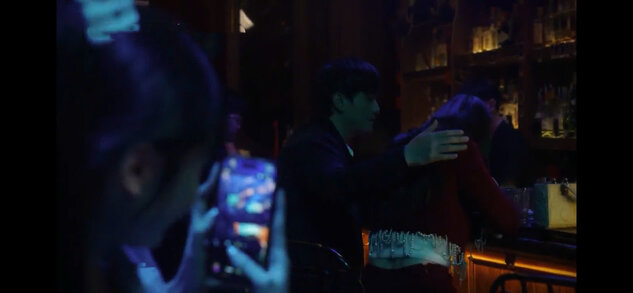 Trang gài bẫy Quân tại quán bar. Ảnh: VFC