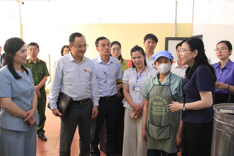 Inspection team on ensuring food safety and hygiene at people's markets, supermarkets, schools and food business establishments in Lang Son. Photo: Trieu Thanh
