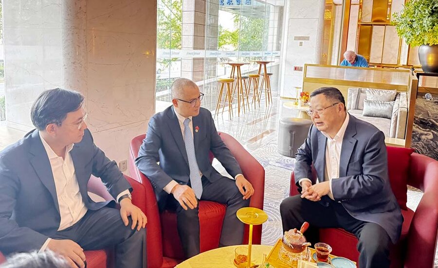 Provincial Party Secretary Pham Dai Duong (center); Chairman of the Provincial People's Committee Tran Duy Dong (left) exchange with Mr. Gui Shengyue - leader of Geely Group. Photo: Bich Phuong