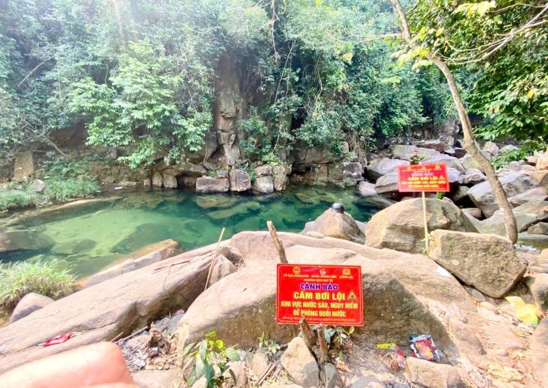 Lực lượng chức năng phường Đào Duy Từ, tỉnh Thanh Hóa tổ chức cắm biển cảnh báo, cấm bơi lội tại các khu vực ao, hồ, nơi nước sâu nguy hiểm để phòng, chống đuối nước. Ảnh: UBND phường Đào Duy Từ cung cấp