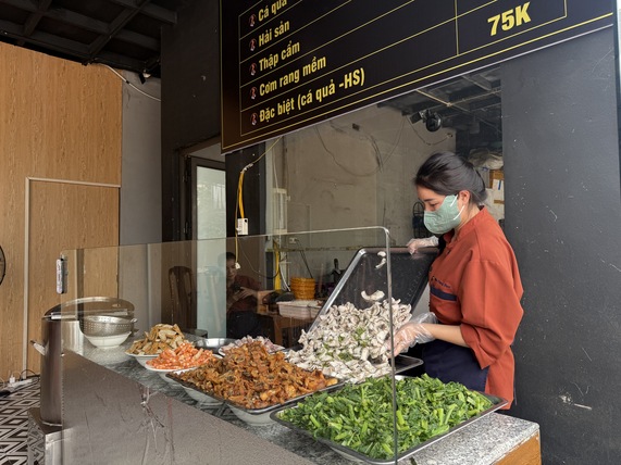 Gasoline and oil prices decrease, food services are still in a state of waiting for adjustment. Photo: Thanh Binh