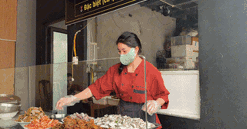 Giá xăng dầu giảm, dịch vụ ăn uống chờ điều chỉnh