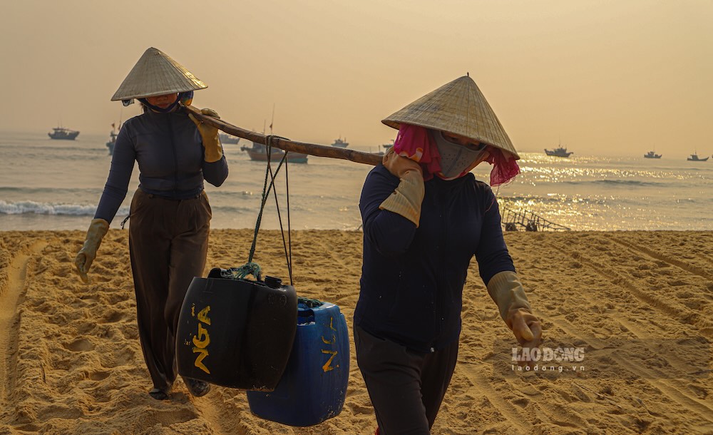 Gánh nước biển để rửa cá. Ảnh: Nguyễn Luân