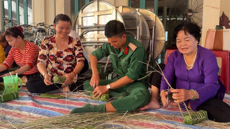 Military forces and people together wrap Tet cakes in the atmosphere of Chol Chnam Thmay Tet. Photo: Hoang Loc