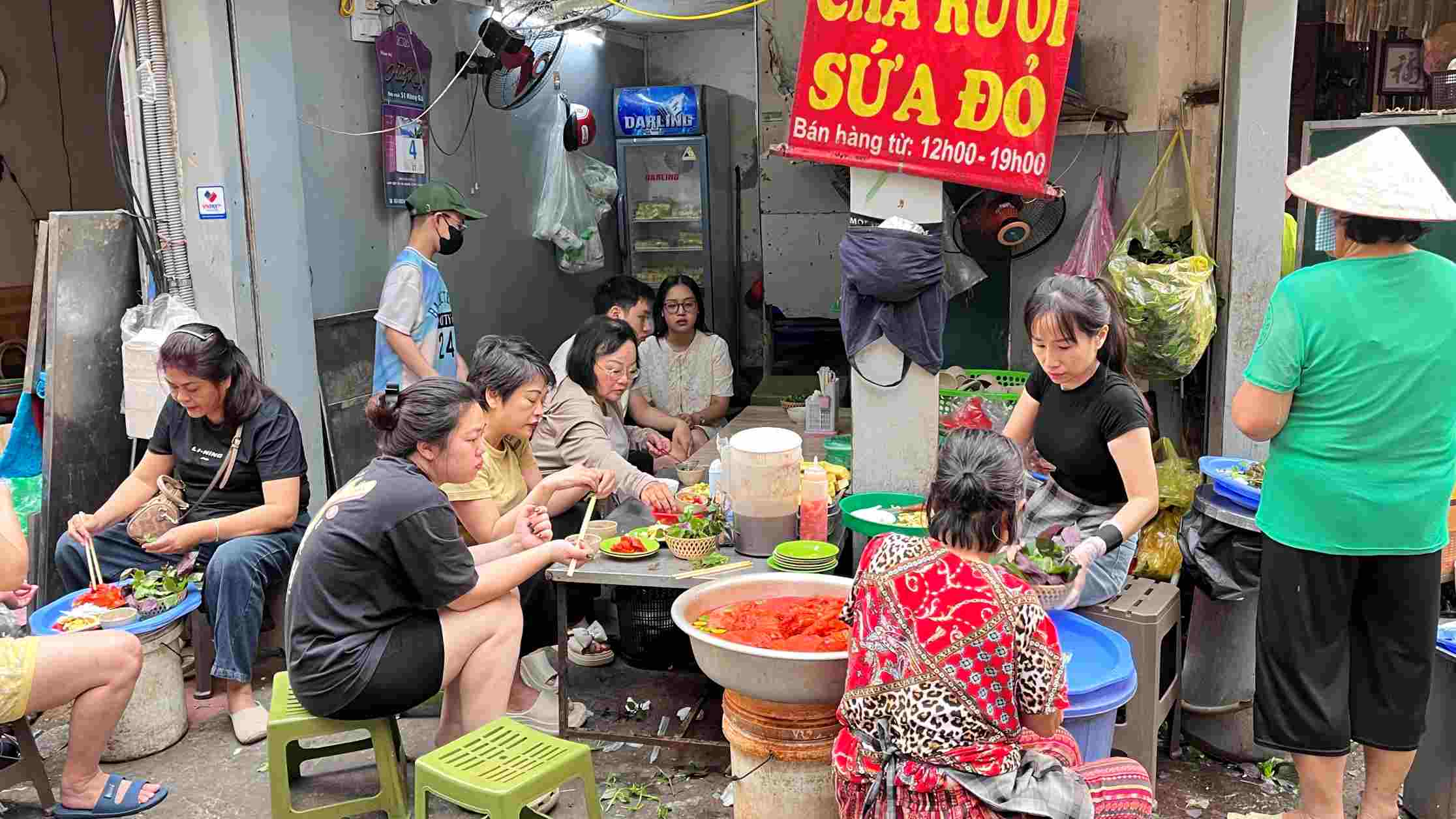 Quán sứa đỏ vỉa hè chật kín khách vào những ngày hè oi ả tại Hà Nội. Ảnh: Thùy Dương