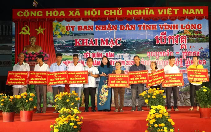 The Organizing Committee awarded houses of great solidarity to households in Vinh Long province. Photo: Le Thuy Hang/VNA