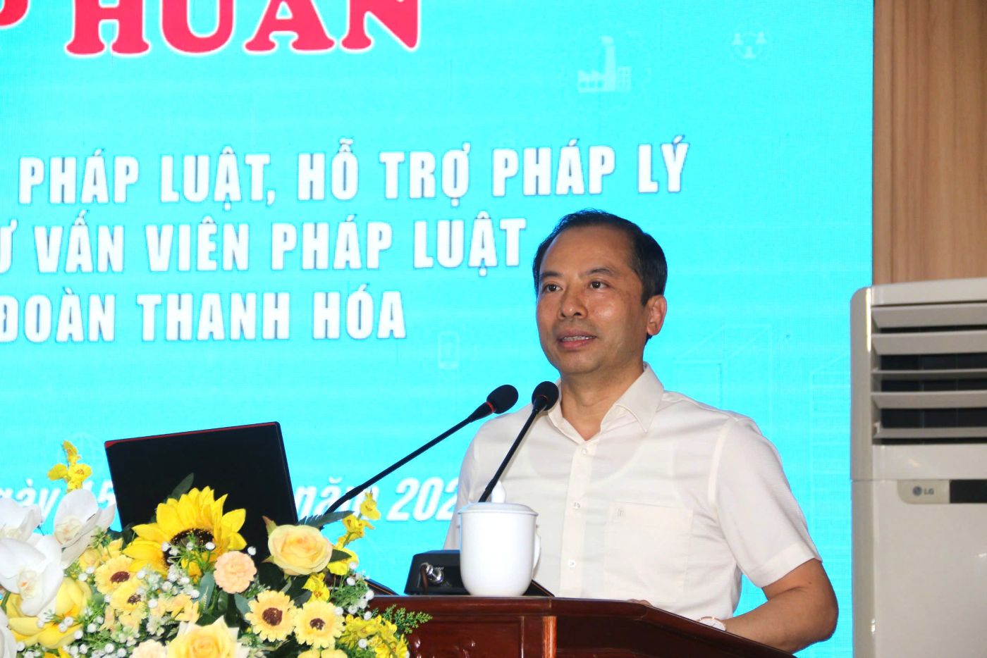 Dr. Luong Trong Thanh - Chairman of Thanh Hoa Provincial Labor Federation delivers the opening speech of the training class. Photo: Tran Lam