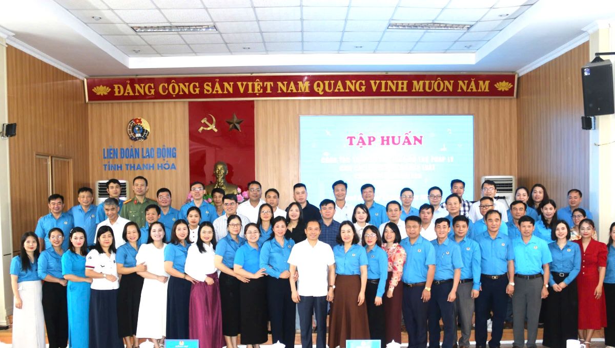 Các học viên tham gia tập huấn chụp ảnh lưu niệm với Lãnh đạo LĐLĐ tỉnh Thanh Hóa. Ảnh: Trần Lâm