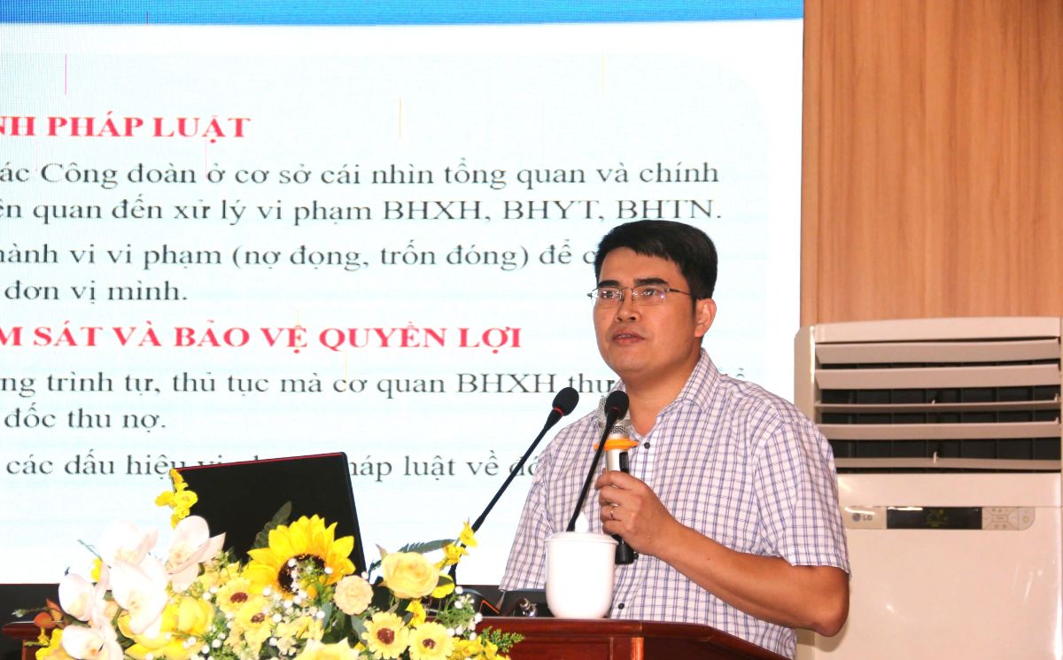 Chuyên gia về BHXH trình bày chuyên đề tại tập huấn. Ảnh: Trần Lâm