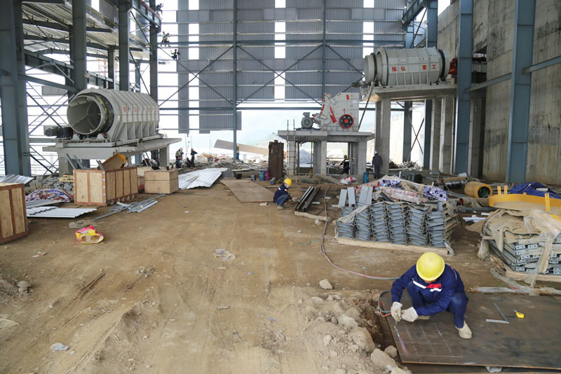 Công nhân thi công các hạng mục tại công trường dự án. Ảnh: Viết Vinh